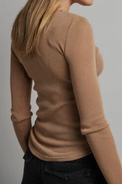 Myles Crew Neck Top Latte -Faithfull The Brand || Commando || Rebecca Vallance Shop 20220908 MartenAscenzo BayseBrand Ecommerce 012110520