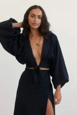 Batwing Tie Top -Faithfull The Brand || Commando || Rebecca Vallance Shop 220901 BOTEH APeeters 26 BATWINGTIETOP SPLITWRAPSKIRT 2734 2000x f14cce1b 764b 4981 b09d 6e17d9c8b7aa