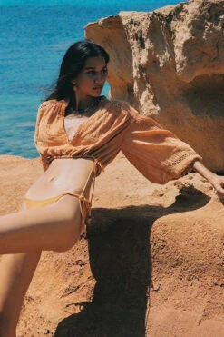 Topaz Gauze Crop Blouse 12 Topaz Gauze Crop Blouse -Faithfull The Brand || Commando || Rebecca Vallance Shop Topaz Gauze Crop Blouse Topaz Lizzy Tieside 3 2000x 703dd683 7b35 489d b04c 040dac6f31e9